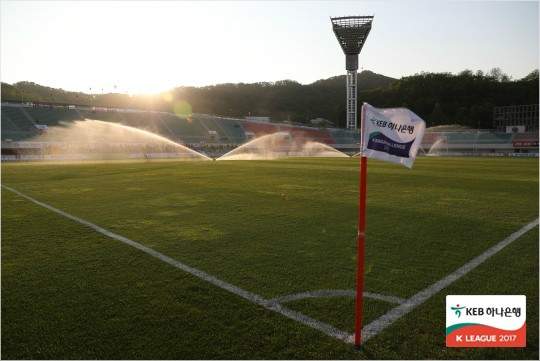 K리그, 선수 요청으로 그라운드에 물 더 뿌린다