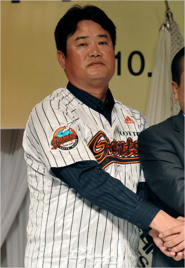 한화, 윤학길 육성군 투수 코치 영입