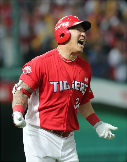 KIA 최형우, 역대 2위 득표로 5월 MVP 수상
