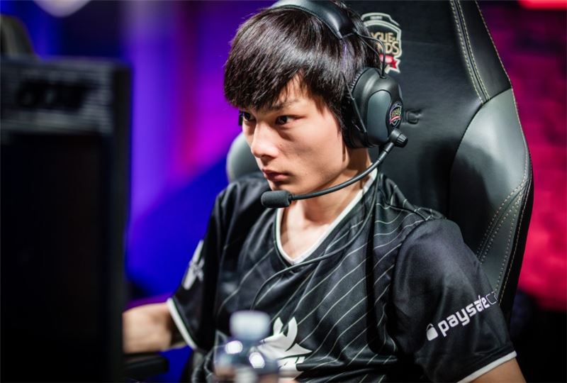 미드 라이너 'PerkZ' 루카 페르코비치를 대신해 개막전에 출전한 'Blanc' 진성민(사진=라이엇게임즈 제공).