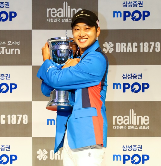 하기원이우승트로피를끌어안고있다.대전=노대겸객원기자