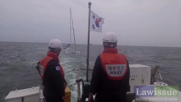 부산해경이 표류된 요트를 예인하고 있다.