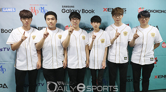 롤챔스 첫 승을 신고한 에버8 위너스 선수단.