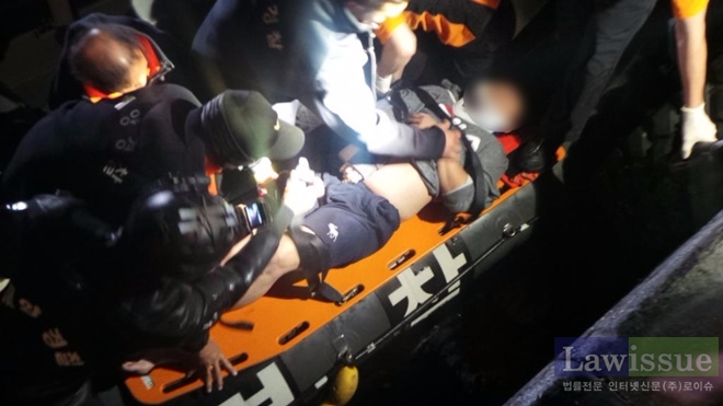 부산해경이 부산대교 해상투신자를 구조하고 있다.