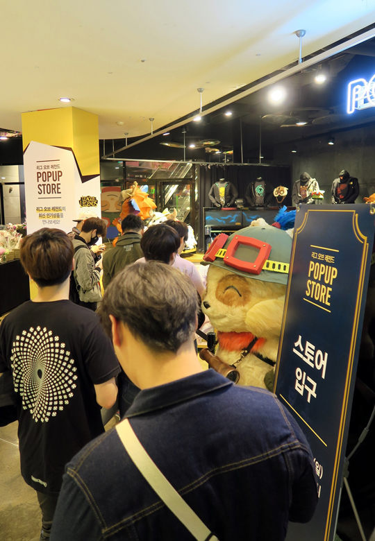신촌 LoL 팝업 스토어, 4만 5천명 끌어 모았다