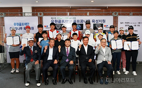 장학증서전달식후참가자들이기념촬영을하고있다.대전=김상민기자