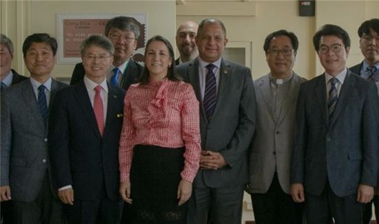 코스타리카 대통령 내외와의 기념촬영(사진=성동구)