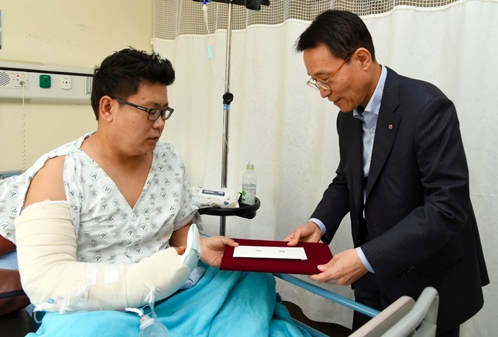 ‘낙성대 묻지마 폭행’ 막다 부상당한 곽경배氏에게 ‘LG 의인상’ 수여