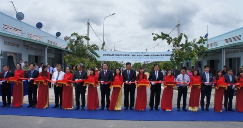 베트남 포스코 스틸 빌리지 준공식 모습(왼쪽부터 김동호 포스코베트남 법인장, 김선원 포스코베트남 대표법인장, 응우엔 반 탐 떤딴현 인민위원장, 문병철 주 호찌민 총영사관 영사, 이대우 포스코 노경협의회 전사대표, 응우엔 반 찐 바리아-붕따우성 인민위원장, 권오준 포스코 회장, 당 민 통 바리아-붕따우성 부인민위원장, 윤형주 한국해비타트 이사장, 곽정식 포스코 ER실장) (사진=포스코)