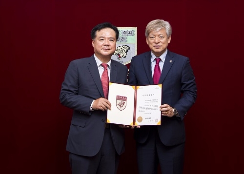 나기선 고덕종합건설 대표(왼쪽)와 염재호 고려대 총장이 기부식에서 기념촬영을 하고있다. (사진= 고려대)