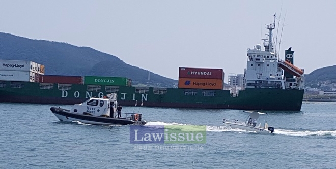 기관고장으로 표류중이던 레저보트를 예인하고 있다.