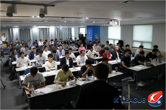 축구계 강타한 'VAR 열풍', '완제품'은 아니다