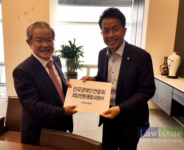 윤종오 의원이 권태신 전경련 상근부회장(사진왼쪽)을 면담하고 ‘전국경제인연합회 최저임금1만원 동참 요청서’를 전달하고 있다.