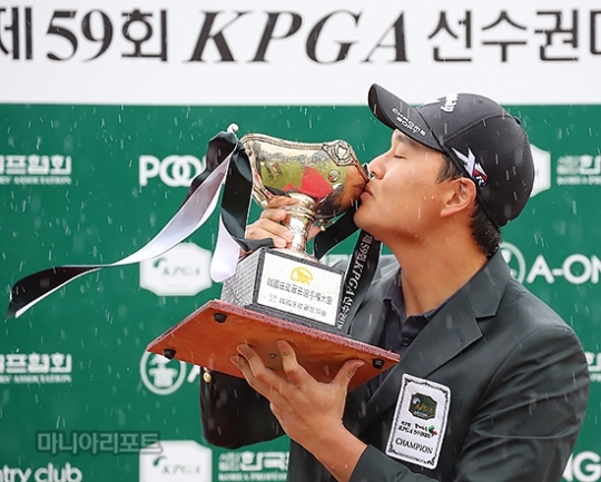 지난해KPGA선수권우승자김준성이트로피에입을맞추고있다.사진=마니아리포트DB