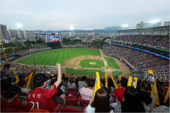 '흥행 호조' KBO, 역대 두 번째 단기간 '300만→400만'