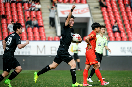 국대 출신 공격수 황의조, 日 감바 오사카 이적