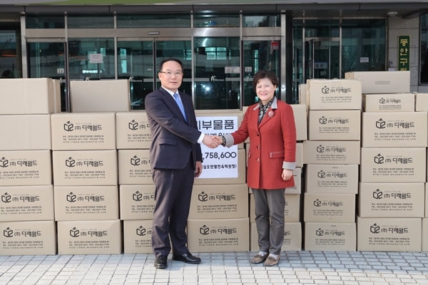 안양시 동안구는 사회적기업인 다래월드가 자사에서 생산 판매중인 세탁세제, 세정제 등 980여만원 상당 물품을 관내 어려운 이웃들에게 전달해 달라며 동안구청에 기탁했다고 31일 밝혔다. (사진=안양시)