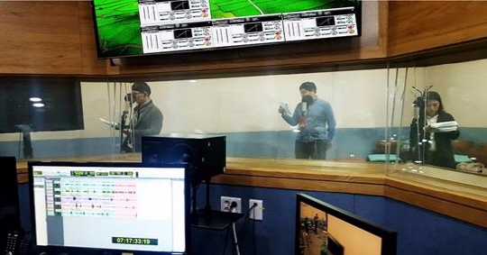 신세계아이앤씨 직원들이 목소리 재능기부를 하고있다. (사진=신세계아이앤씨)