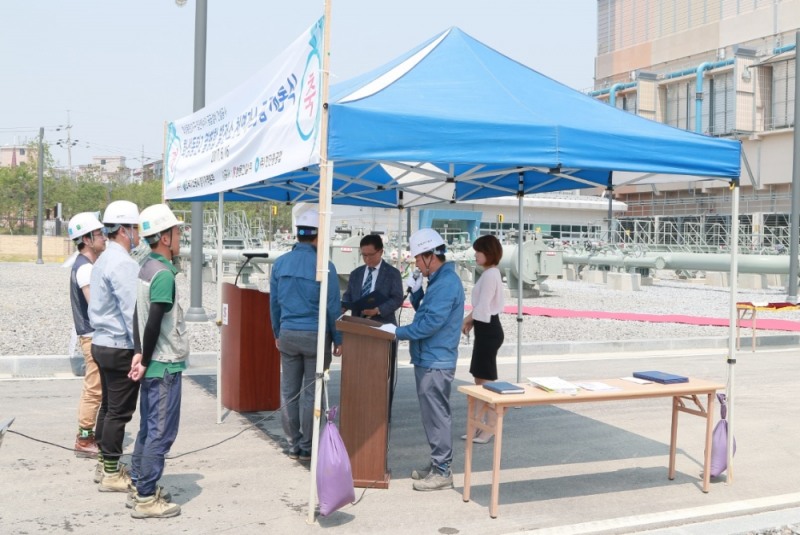 지난 16일 화성시 동탄면 소재 화성 동탄 2열병합 발전소에서 천연가스 공급 개통식을 열고, 유공자에 대한 포상을 진행하고 있는 모습,(사진= 한국가스공사)
