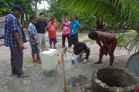 GIST 국제환경연구소 김경웅 교수(왼쪽에서 세 번째)가 27일(현지시각) 키리바스의 테마이쿠 커뮤니티 소속 비겐네카 마을을 방문해 'GIST 희망정수기'의 사용법을 교육하고 있다. (사진=GIST)