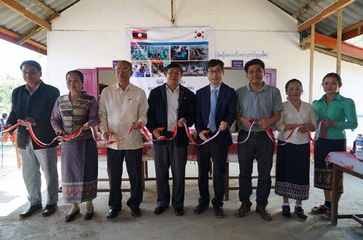 7일 라오스 제 2공장 완공식에서 한국연구재단과 현지 관계자들이 테이프를 자르고 있다. (사진=한국연구재단)