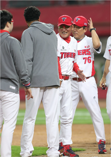 헥터 vs 니퍼트, 왜 투수전 아닌 난타전이 됐을까