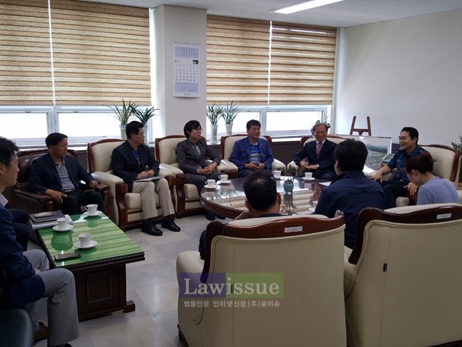 양산 밧줄 추락사고 유가족에게 성금을 전달하고 대화를 나누고 있다.