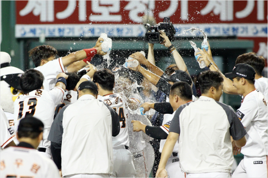 한화, 5점 차 열세 딛고 연장 끝내기 대역전승