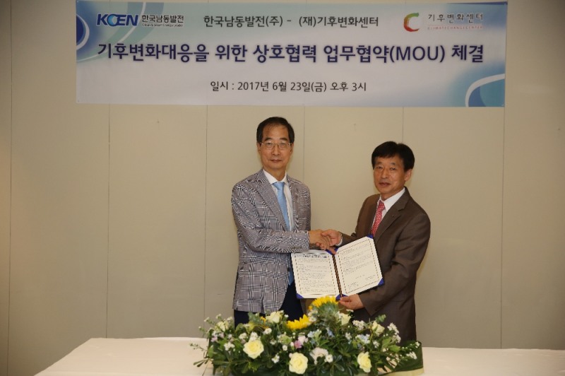 23일 장재원 한국남동발전 사장(사진 오른쪽)과 한덕수 기후변화센터 이사장(사진 왼쪽)이 업무협약을 맺고 있다.(사진=한국남동발전)