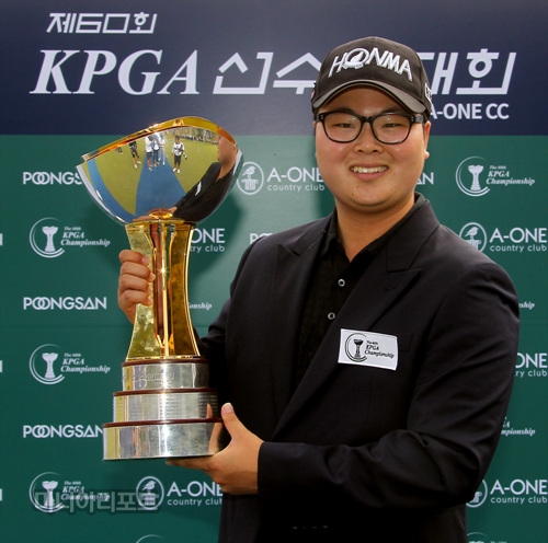 황중곤이KPGA선수권대회우승컵을품에안았다.양산=한석규객원칼럼니스트