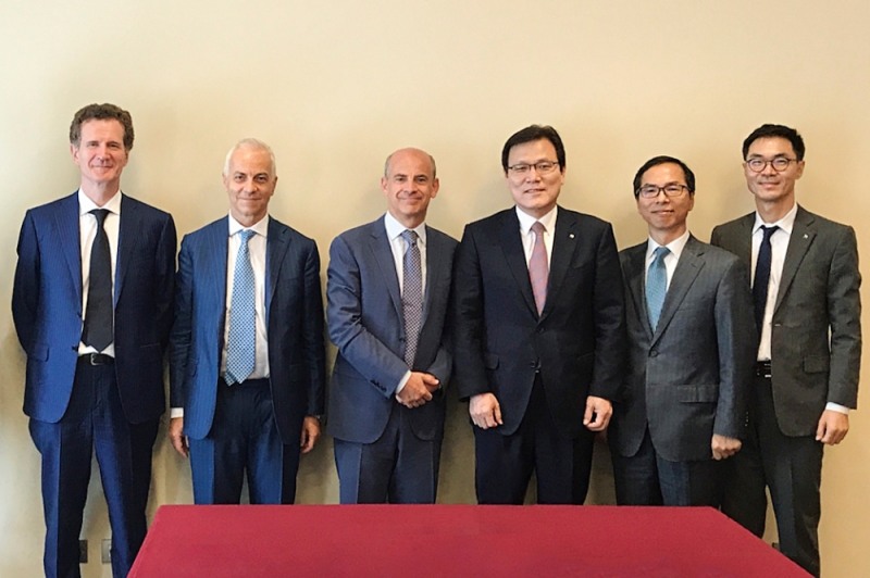 최종구 수출입은행장(사진 맨왼쪽부터 네 번째)과 마시모 몬다찌(Massimo Mondazzi) 이탈리아 eni 최고재무책임자(사진 맨왼쪽부터 세 번째)가 26일(현지시간) 로마 쉐라톤호텔에서 면담을 갖고 한국기업의 아프리카 시장 참여 확대방안을 협의한 후 관계자들과 함께 기념촬영을 하고 있다.