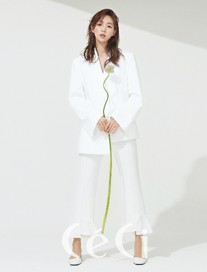 채수빈, 화보서 뽐낸 눈부신 청순美