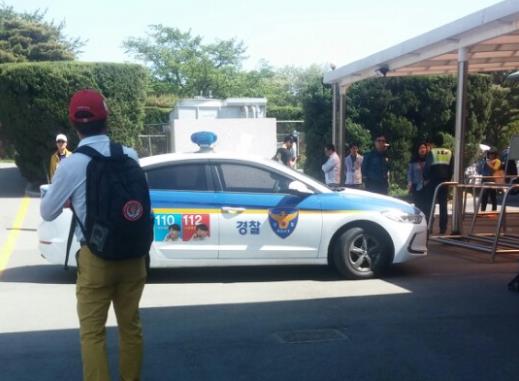 올해열린한여자대회도중에클럽하우스앞경찰차가출동한모습.말다툼과몸싸움이오가던끝에격앙된한갤러리가"경찰불러"라고소리치자다른한명이진짜로신고했다.사람들이몰려들어경찰차와싸움구경을하고있다.사진=김현지기자
