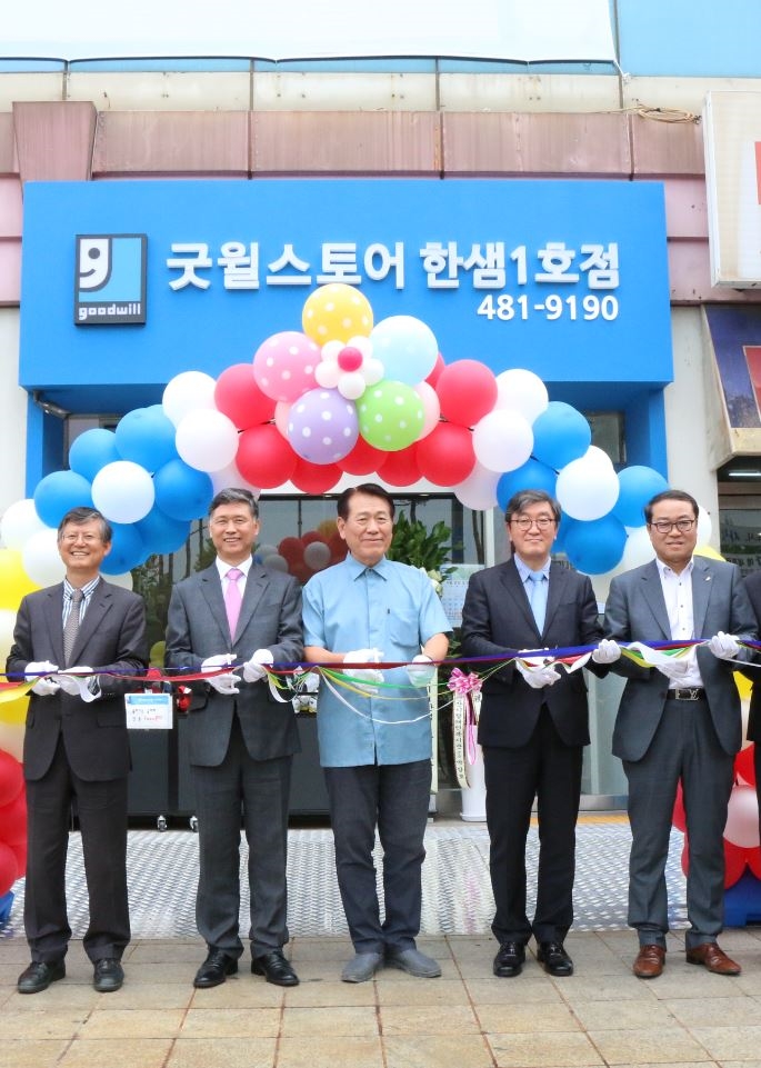 굿윌스토어한샘1호점 오픈 (왼쪽 첫번째 굿윌스토어 함께하는 재단 장형옥 이사장, 오른쪽 2번째 한샘 이영식사장).(사진=한샘)