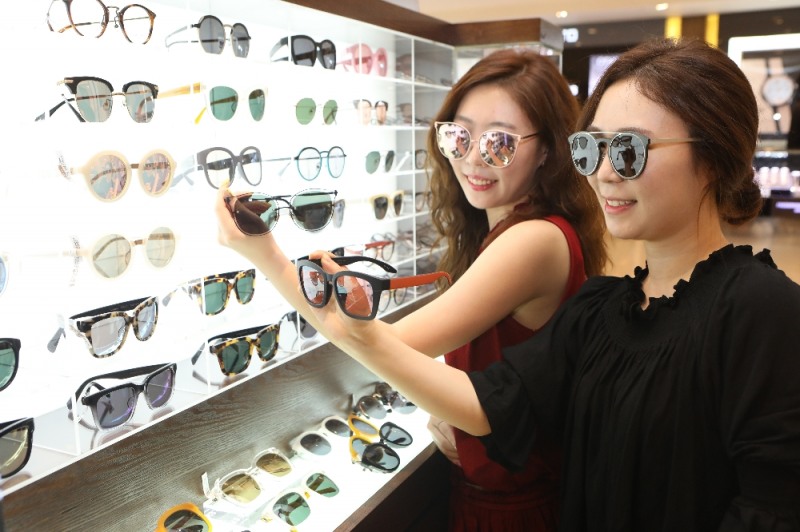 고객 2명이 오이일 선글라스 상품을 착용하는 모습.(사진= 롯데백화점)