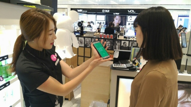 파파고 이용 사진.(사진=신세계면세점)