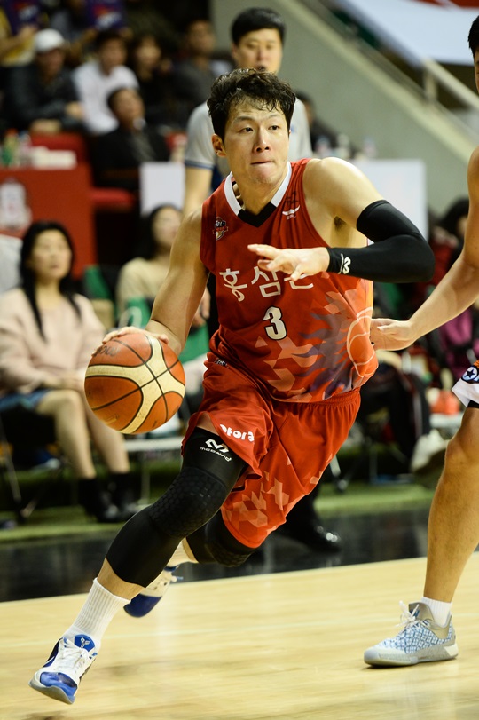 지난시즌KGC소속으로경기하는이정현의모습.사진=KBL제공