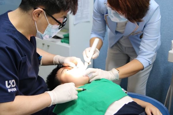 충치치료를 받는 이 군 모습