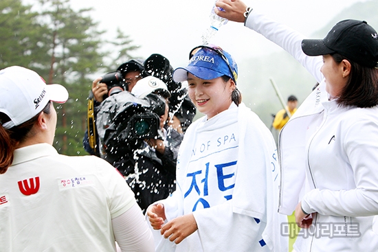 최혜진이우승확정후동료들에게물세례를받고있다.용평=김상민기자
