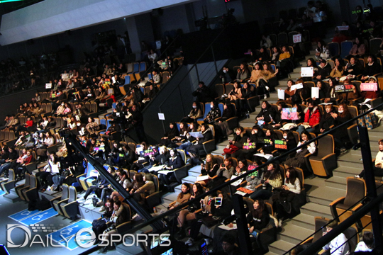 아이돌 콘서트장을 연상케 하는 형형색색의 치어풀.