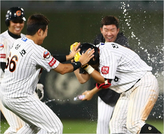 '위기의 잠실 맞수' 두산 도덕성-LG 마운드 '와르르'