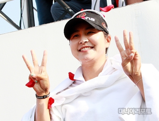 기아자동차한국여자오픈에서우승한김지현이올시즌3승째임을뜻하는손가락세개를펴보이고있다.사진=마니아리포트DB