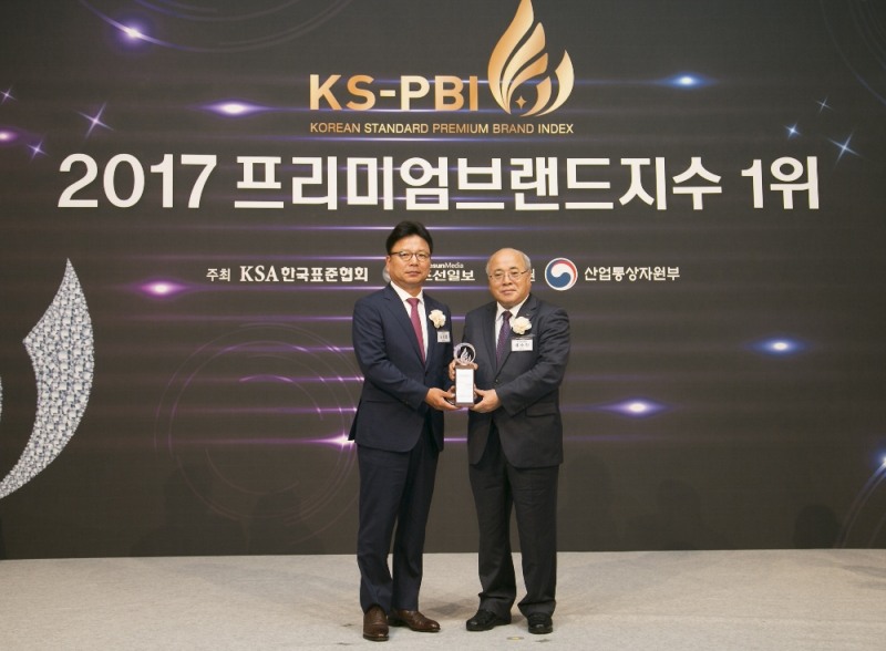 4일 롯데호텔서울 크리스탈 볼룸에서 열린 2017 프리미엄 브랜드 지수 1위 인증 수여식에서 호텔부문 1위에 오른 ㈜호텔롯데 김정환 대표이사(왼쪽)와 백수현 한국표준협회 회장(오른쪽)이 기념촬영을 하고 있다.(사진=호텔롯데)