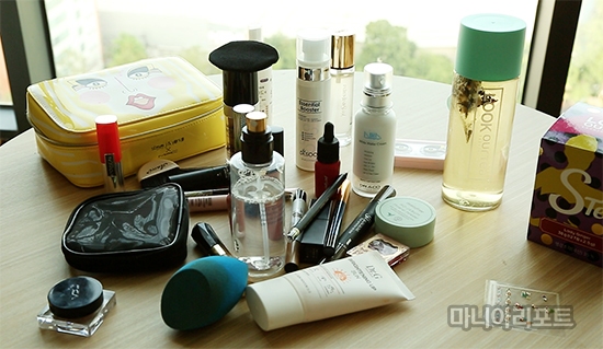 김기수의라오스여행파우치속아이템.닥터앤코매지컬워터크림,50ml,가격미정/닥터수에센셜부스터,80ml,3만8천3백원/티브랜드룩아워티