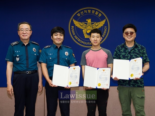 (사진왼쪽부터)허영범 청장, 문해근 경장, 신범석 씨, 탤런트 한정국 씨.