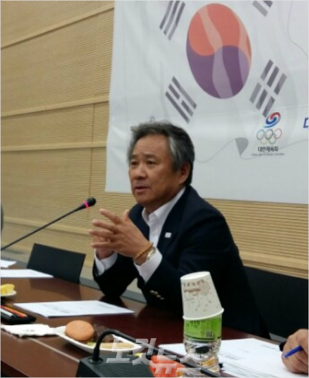 문 대통령 단일팀 발언에 '진땀 흘린' 대한체육회장