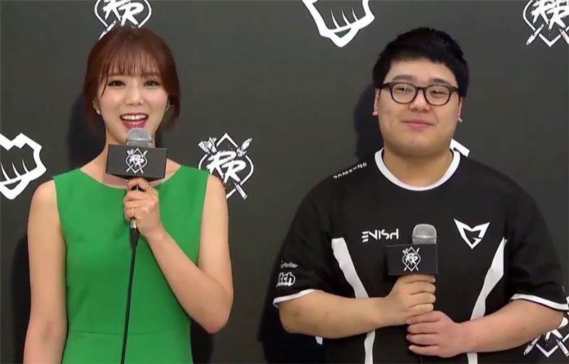 삼성 갤럭시의 톱 라이너 '큐베' 이성진(오른쪽)이 연상은 아나운서와 인터뷰하고 있다(사진=스포티비 게임즈 생중계 화면 캡처).