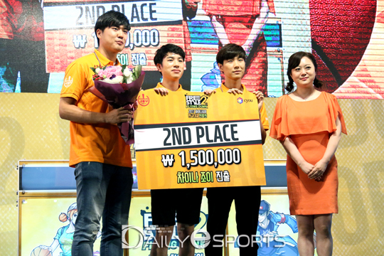 준우승을 차지한 농구팀과 시상한 창유닷컴코리아 최혜연 지사장.