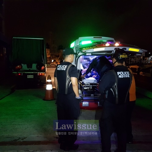 해경구조대가 선원들을 119로 인계하고 있다.