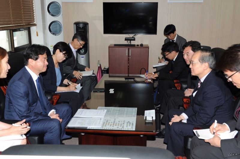 김영춘 해양수산부 장관은 11일 오후 2시 해양수산부 서울사무소에서 나가미네 야스마사(長嶺安政) 주한 일본대사를 접견했다.(사진=해양수산부)